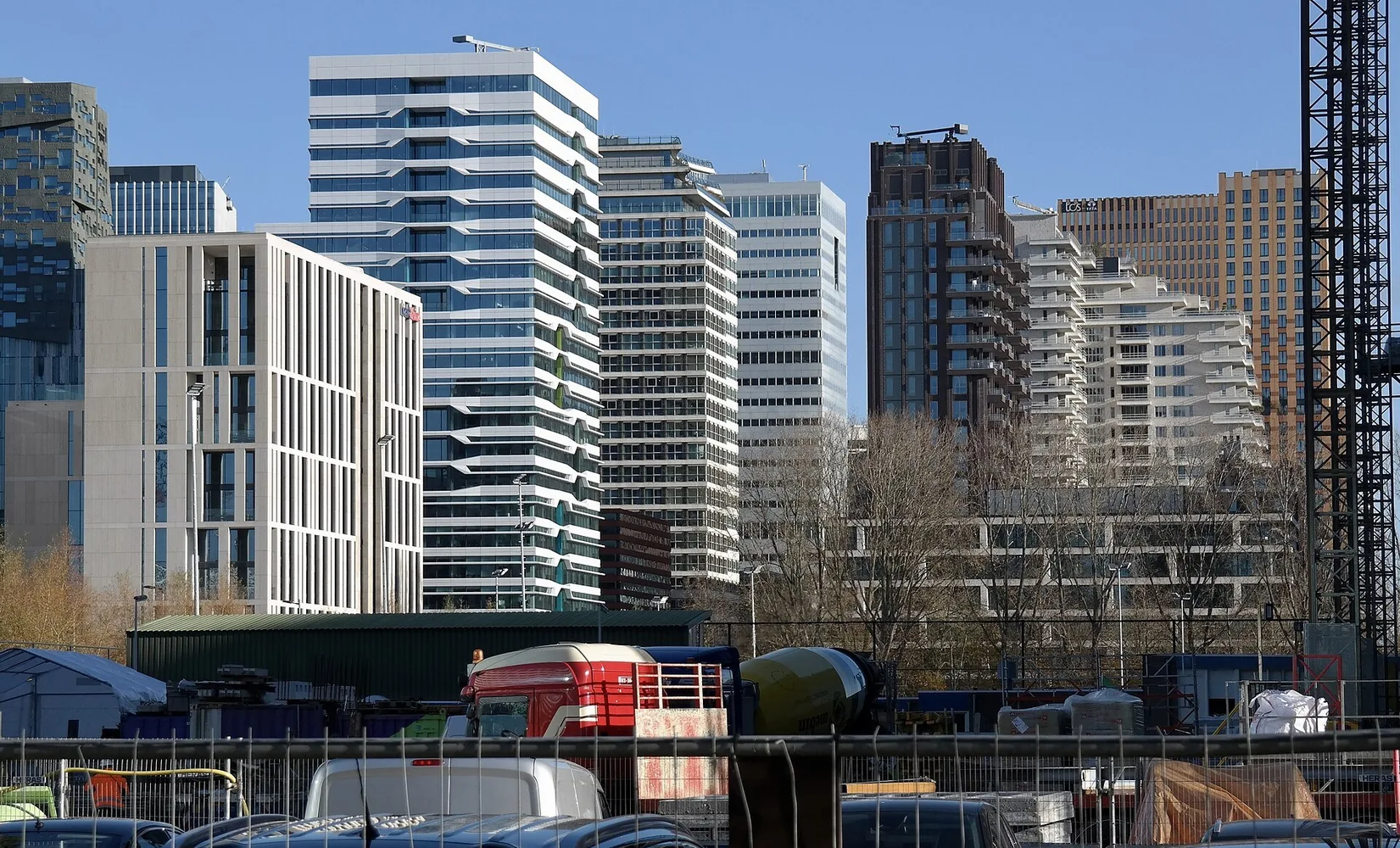 Verschillende gebouwen bij de vergelijking van REITs, vastgoed-ETF's en private fondsen