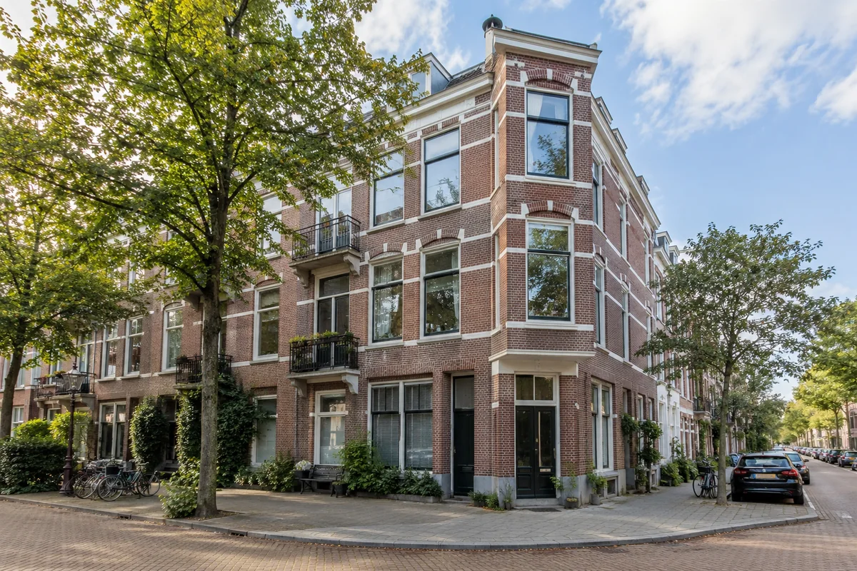 Nederlands stedelijk beleggingspand op een straathoek