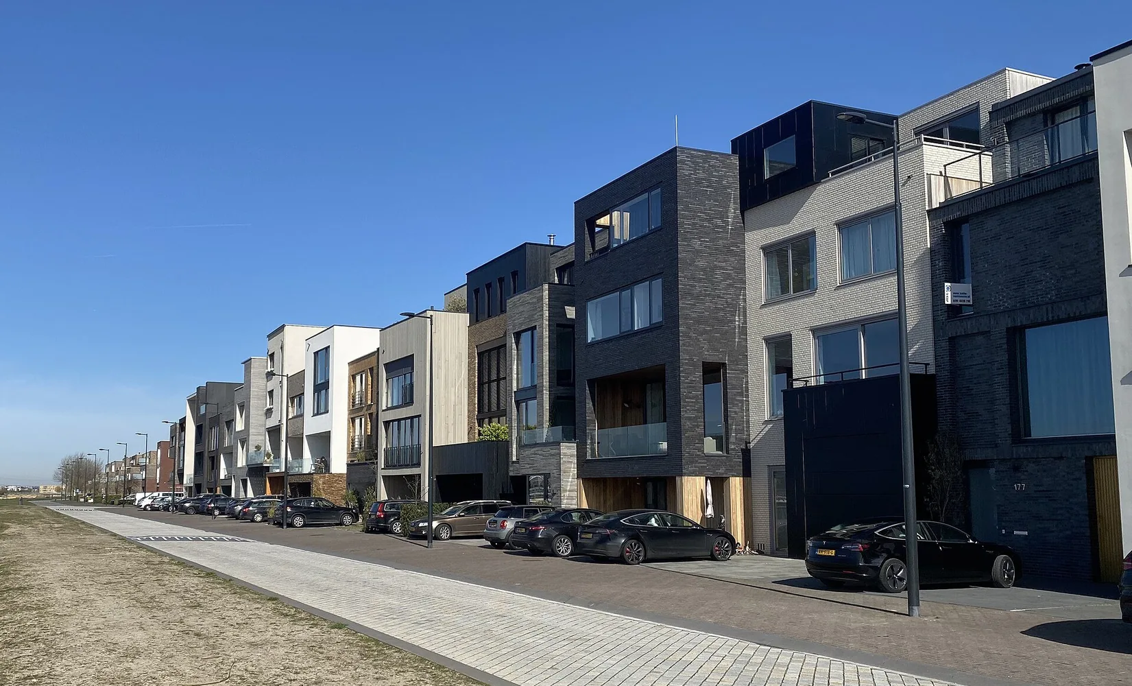 Moderne Nederlandse woongebouwen aan een rustige straat